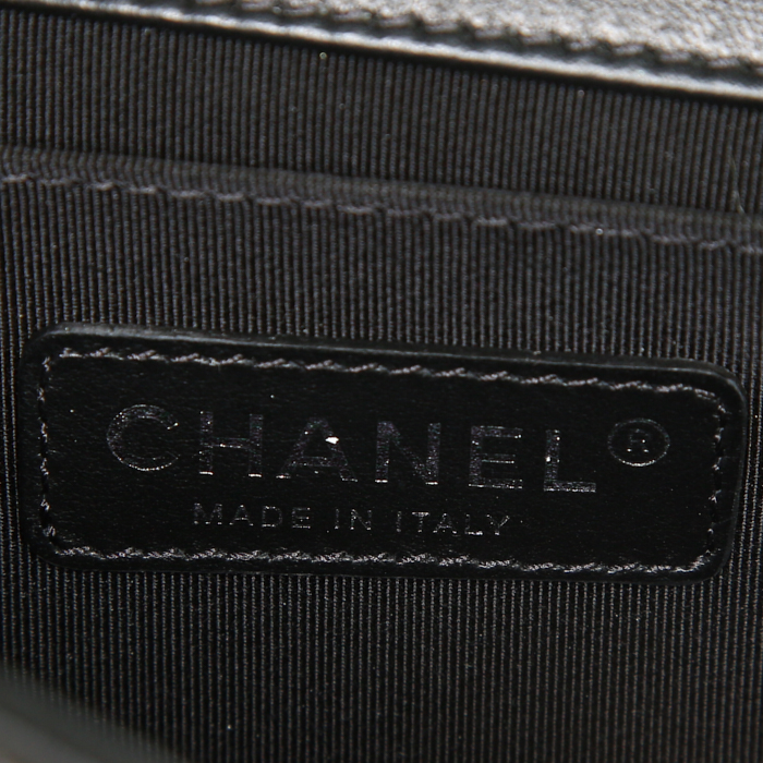 Bolso bandolera Chanel Boy en cuero acolchado negro - Detail D4