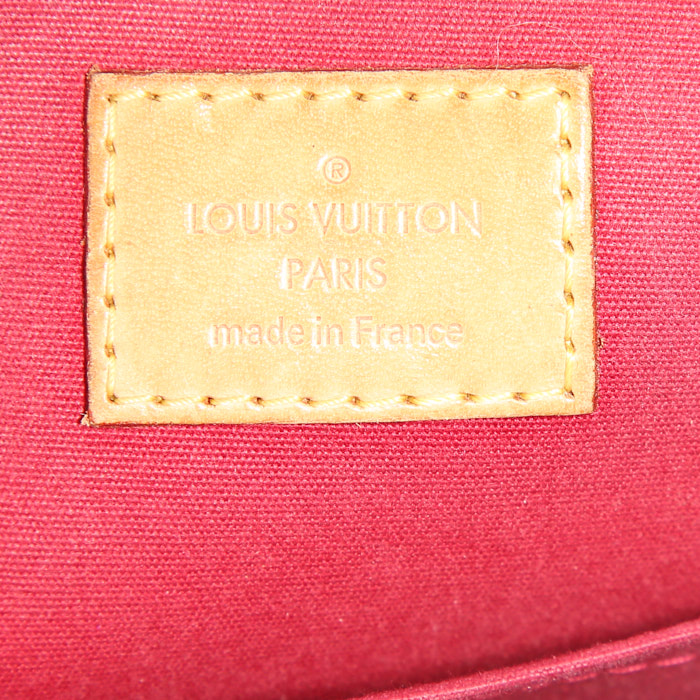 Bolso bandolera Louis Vuitton Alma BB en charol Monogram rojo - Detail D4