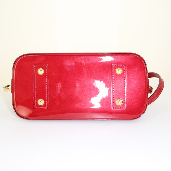 Bolso bandolera Louis Vuitton Alma BB en charol Monogram rojo - Detail D5