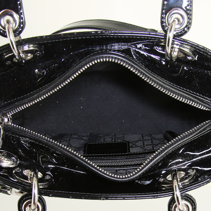 Bolso de mano Dior Lady Dior en charol negro - Detail D3