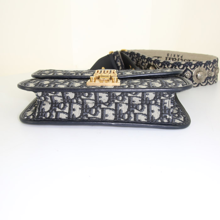 Sac bandoulière Dior Oblique en toile monogram et cuir bleu - Detail D4