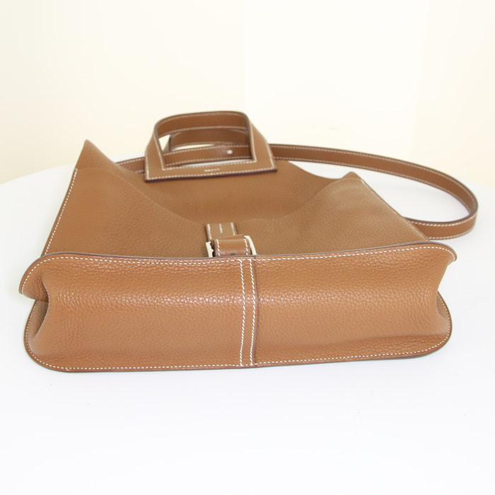 Hermès Halzan bag in gold togo leather - Detail D5