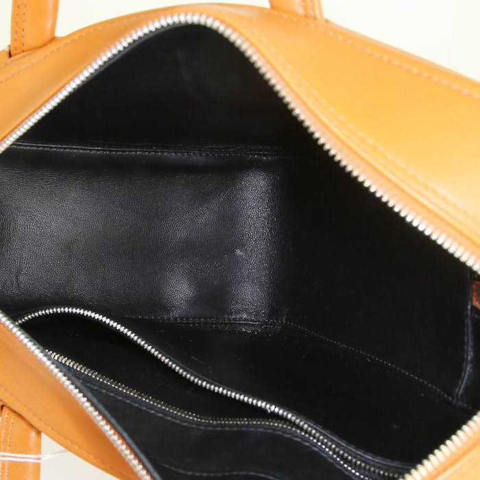Sac bandoulière Balenciaga Triangle Duffle en cuir orange - Detail D3