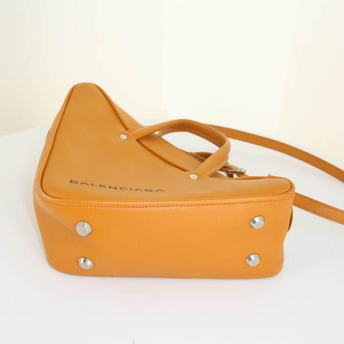 Sac bandoulière Balenciaga Triangle Duffle en cuir orange - Detail D5