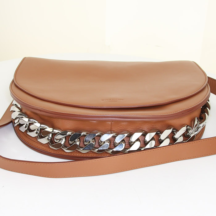 Borsa a tracolla Givenchy Infinity modello medio in pelle marrone decorata con catene - Detail D4
