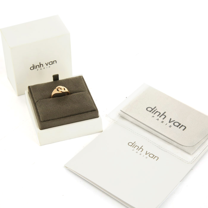 Bague Dinh Van Menottes R8 en or rose - Detail D2