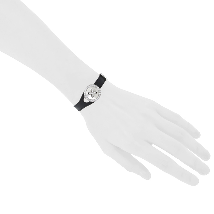 Brazalete Van Cleef & Arpels Boutonnière en oro blanco,  diamantes y cuero - Detail D1