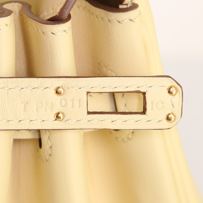 Bolso de mano Hermes Birkin 25 cm en cuero swift Jaune Poussin - Detail D5