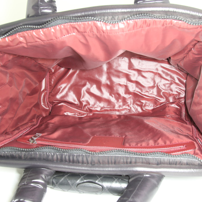 Bolsa de viaje Chanel Coco Cocoon en lona acolchada negra y cuero negro - Detail D2