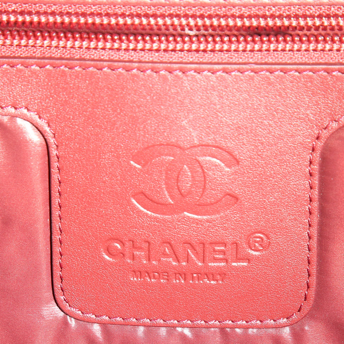 Bolsa de viaje Chanel Coco Cocoon en lona acolchada negra y cuero negro - Detail D3