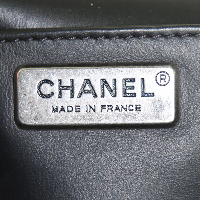 Bolso bandolera Chanel Boy modelo grande en piel de pitón negra - Detail D4