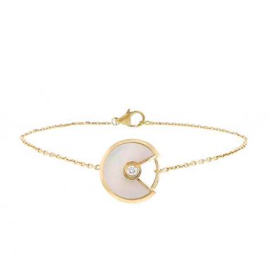 Bracelet Cartier Amulette en or jaune,  nacre et diamant