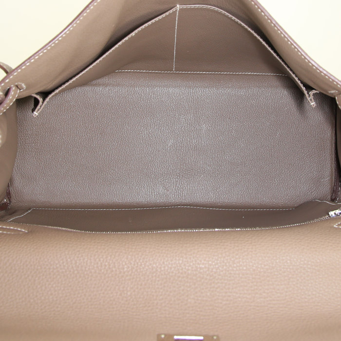 Hermes Kelly 35 cm handbag in etoupe togo leather - Detail D3