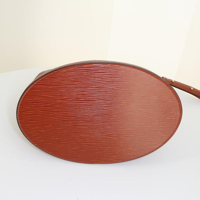 Louis Vuitton Cluny handbag in brown epi leather - Detail D4