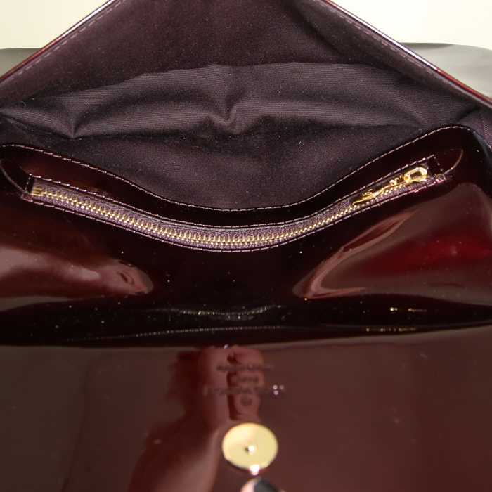 Louis Vuitton Sobe pouch in burgundy patent leather - Detail D2