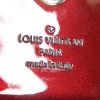 Bolsito de mano Louis Vuitton Sobe en charol color burdeos - Detail D3 thumbnail