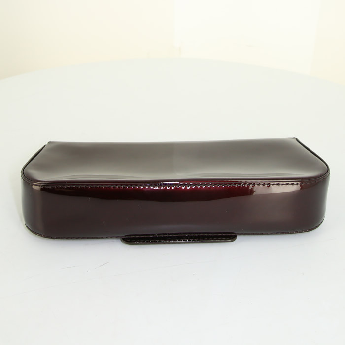 Pochette Louis Vuitton Sobe en cuir verni bordeaux - Detail D4