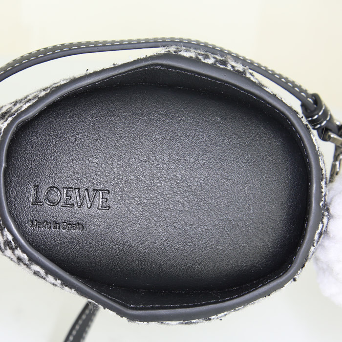 Loewe shoulder bag in canvas and black leather - Detail D3