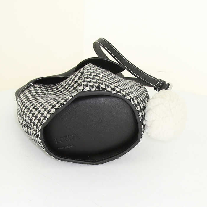 Bolso bandolera Loewe en tela y cuero negro - Detail D4