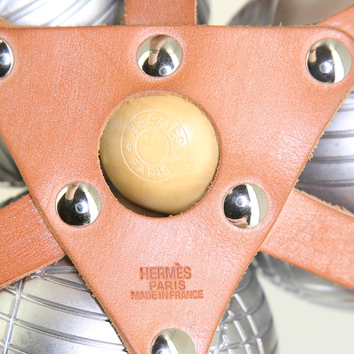 Boules de pétanque Hermès en acier et cuir gold - Detail D3