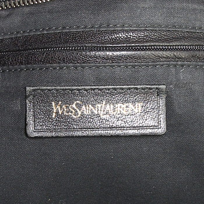 Yves Saint Laurent Chyc large model handbag in black leather - Detail D3