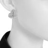 Paire de clips d'oreilles Poiray en or blanc et diamants - Detail D1 thumbnail