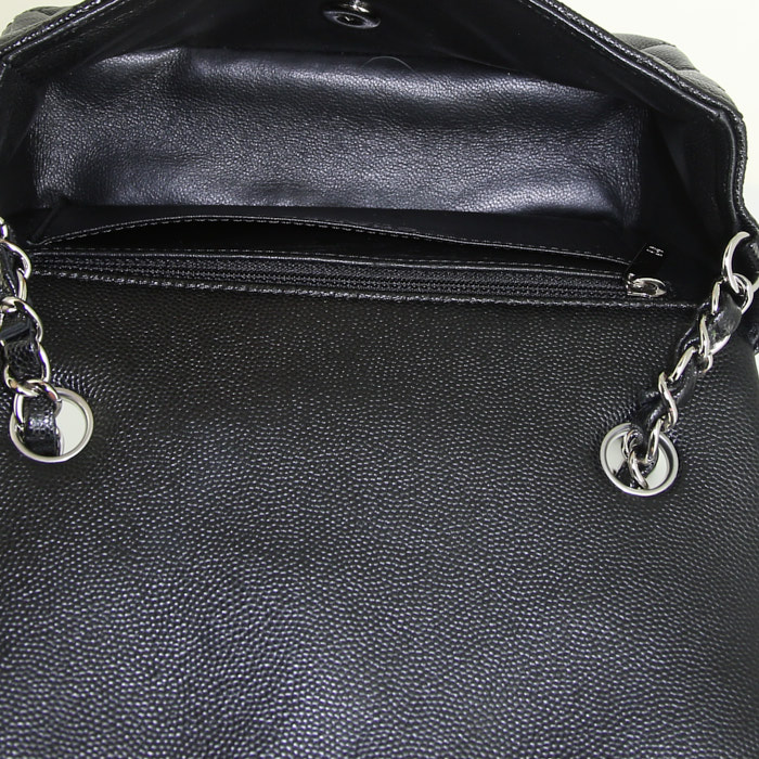 Bolso Chanel Timeless modelo pequeño en cuero acolchado negro - Detail D3