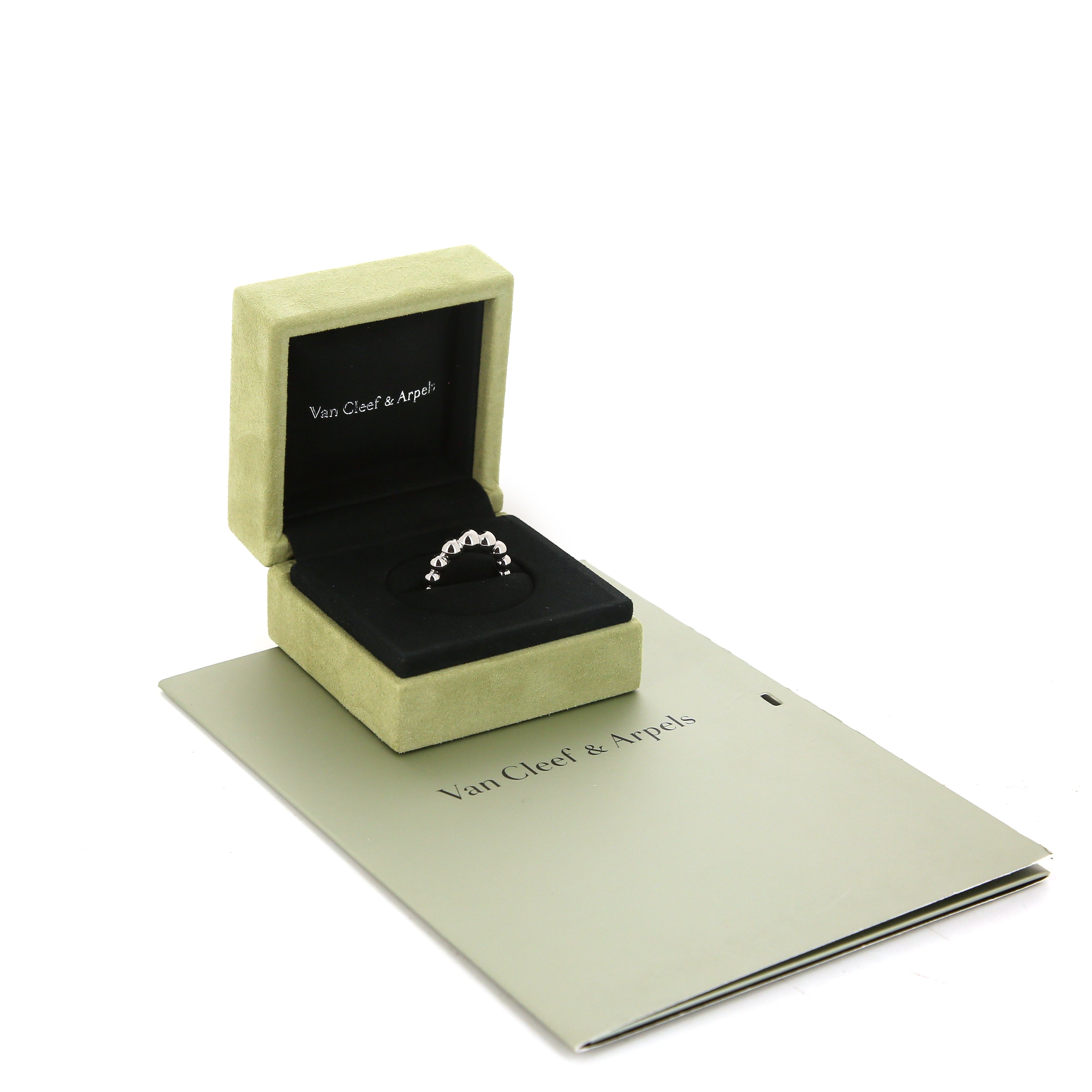 Sortija Van Cleef 
Arpels Perlée en oro blanco - Detail D2