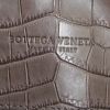 Shopping bag Bottega Veneta Roma in coccodrillo color talpa - Detail D3 thumbnail