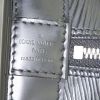 Sac à main Louis Vuitton Alma en cuir épi noir - Detail D3 thumbnail