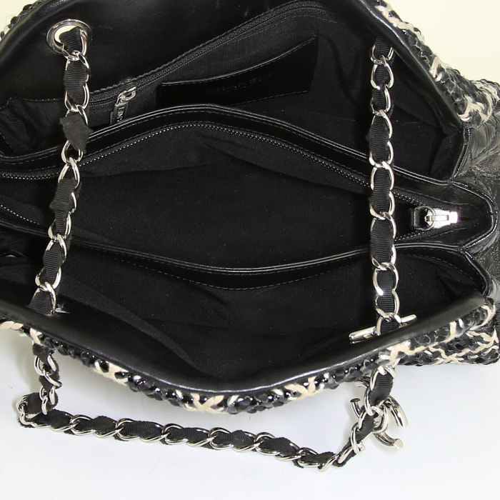 Chanel Just Mademoiselle bag in beige braided canvas and black patent quilted leather - Detail D2