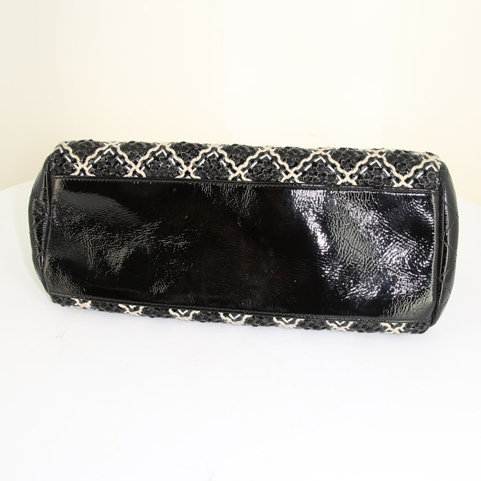 Chanel Just Mademoiselle bag in beige braided canvas and black patent quilted leather - Detail D4