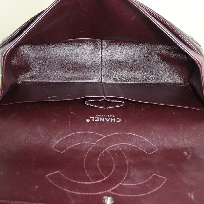 Bolso bandolera Chanel Timeless jumbo en cuero acolchado morado - Detail D3