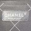Sac cabas Chanel Grand Shopping en cuir grainé matelassé argenté - Detail D3 thumbnail