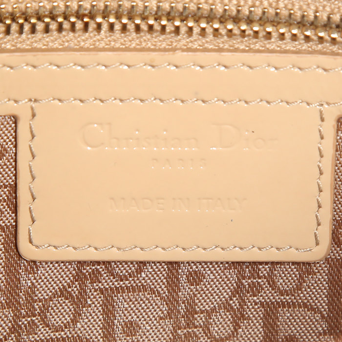 Sac à main Dior Lady Dior grand modèle en cuir verni beige - Detail D4