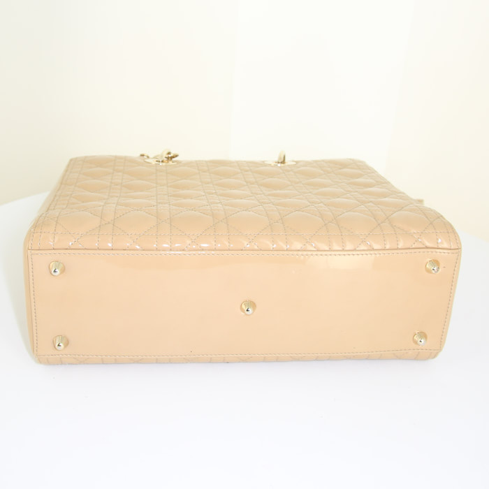 Sac à main Dior Lady Dior grand modèle en cuir verni beige - Detail D5
