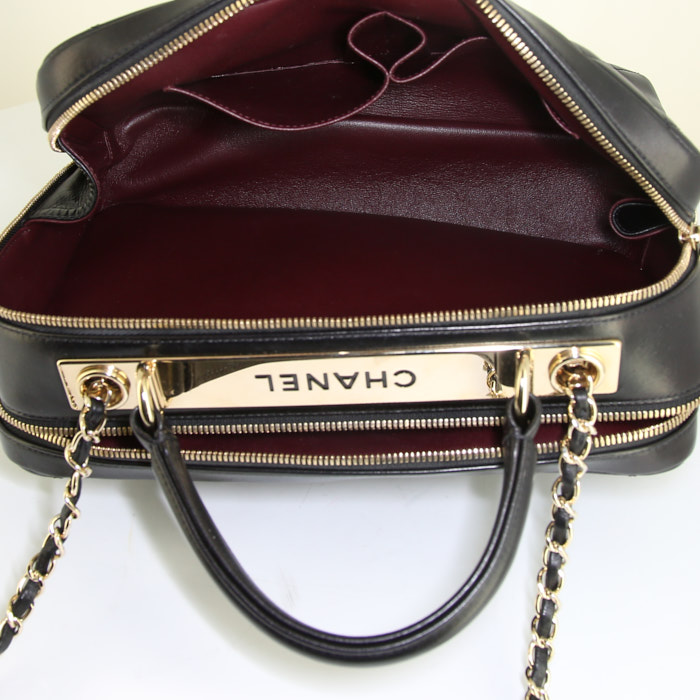 Chanel Bowling bag in black quilted leather - Detail D3