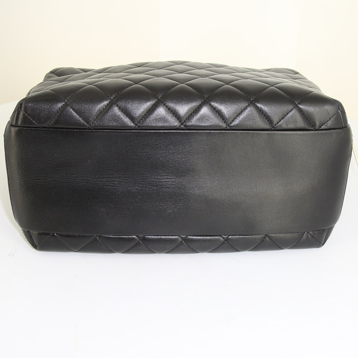 Chanel Bowling bag in black quilted leather - Detail D5