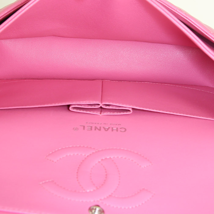 Bolso de mano Chanel Timeless en cuero acolchado rosa - Detail D3