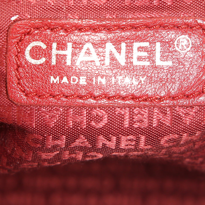 Chanel Mademoiselle Bag shoulder bag in burgundy leather - Detail D4