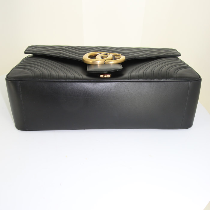 Bolsa de viaje Gucci GG Marmont en cuero acolchado negro - Detail D5