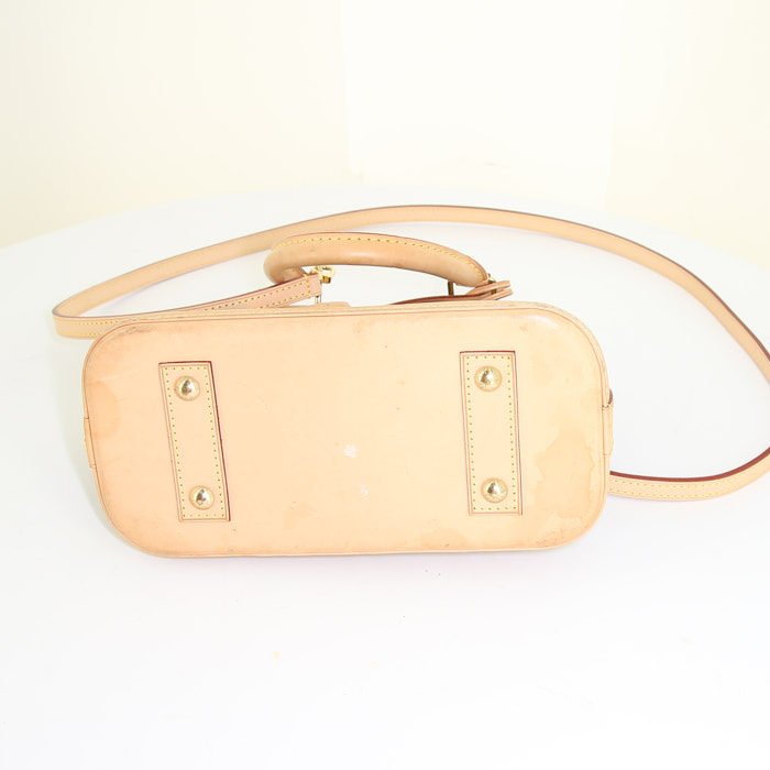 Sac bandoulière Louis Vuitton Alma BB en toile monogram marron et cuir naturel - Detail D5