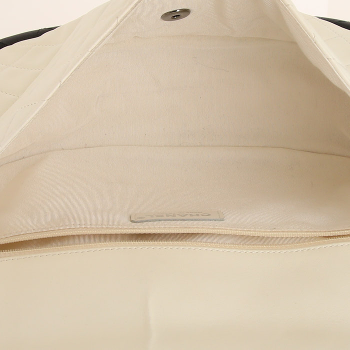Sac Chanel Hula Hoop en cuir matelassé blanc - Detail D2