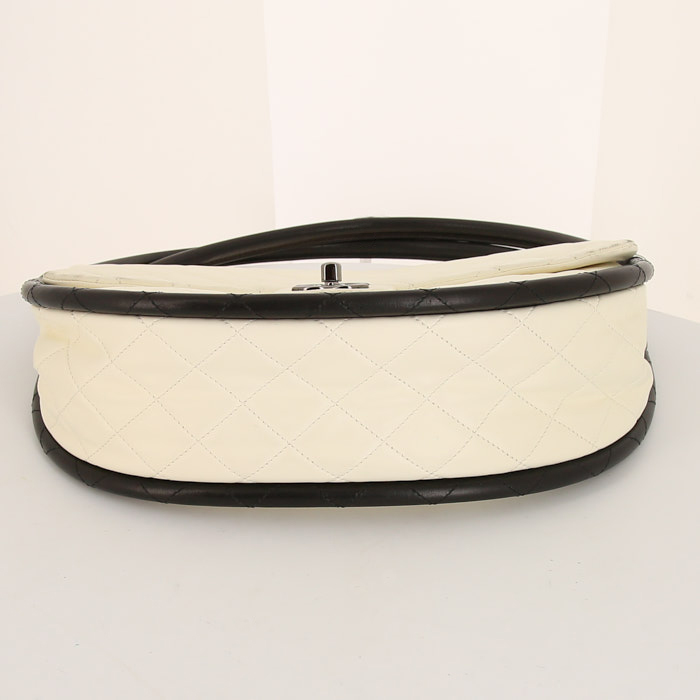 Sac Chanel Hula Hoop en cuir matelassé blanc - Detail D5