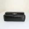 Sac bandoulière Chanel Timeless jumbo en cuir matelassé noir - Detail D5 thumbnail