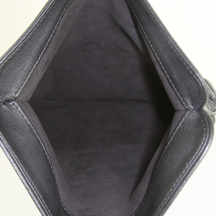 Louis Vuitton pouch in black grained leather - Detail D2