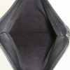 Bolsito de mano Louis Vuitton en cuero granulado negro - Detail D2 thumbnail