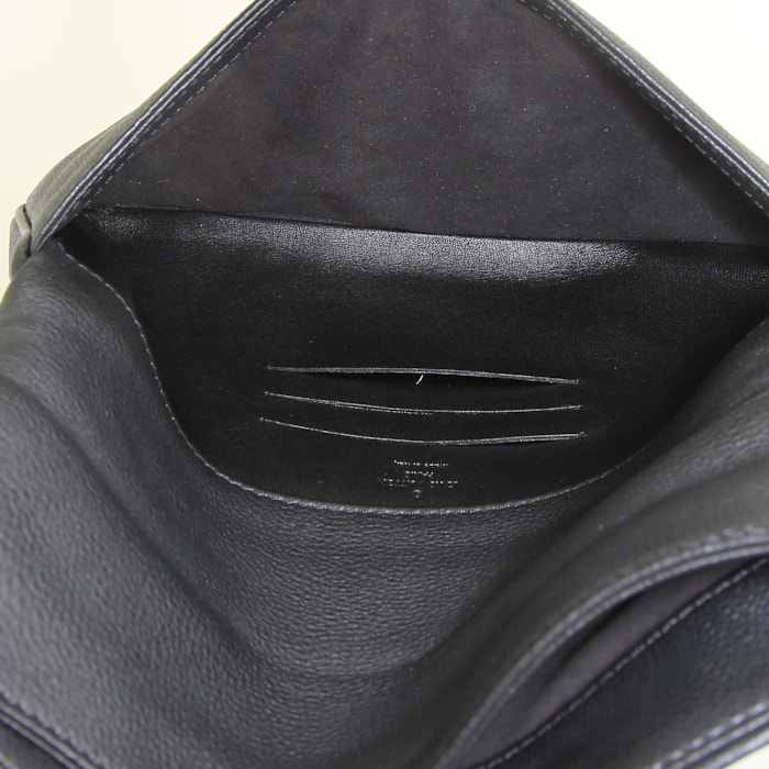 Louis Vuitton pouch in black grained leather - Detail D3