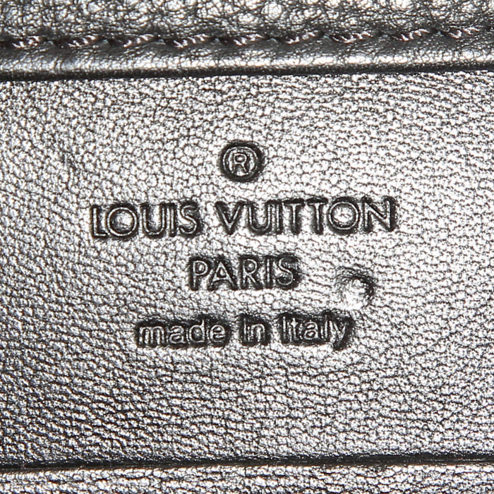 Louis Vuitton pouch in black grained leather - Detail D4