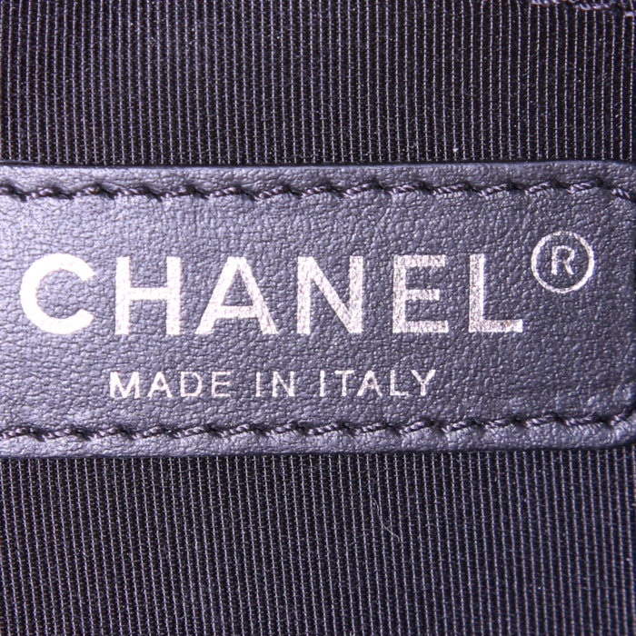 Bolso bandolera Chanel Boy en cuero granulado acolchado negro - Detail D4